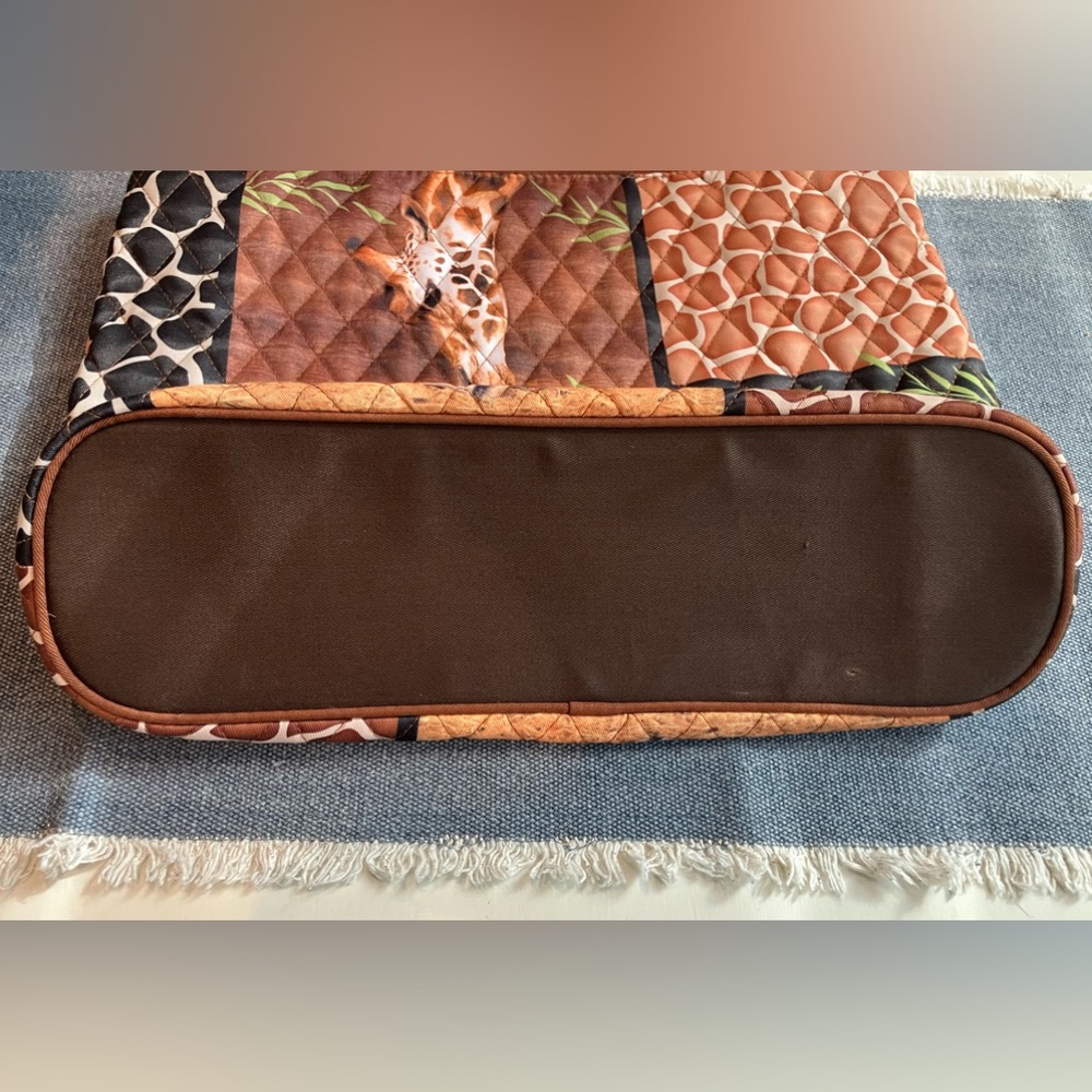 “First Kiss" quilted giraffe art tote bag - Picture 9 of 11